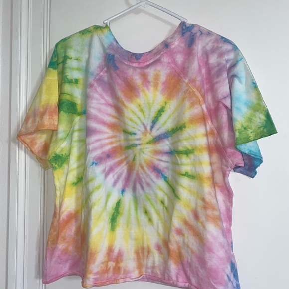 Dreamsicle Multi Color Destin Florida Palm Tree Tie Dye Cropped V-Neck T-Shirt - Picture 2 of 3